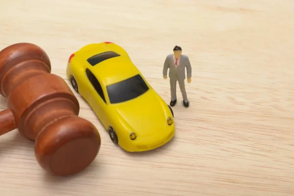 attorney explaining car accident settlement value to client