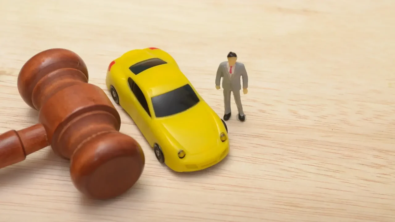 attorney explaining car accident settlement value to client