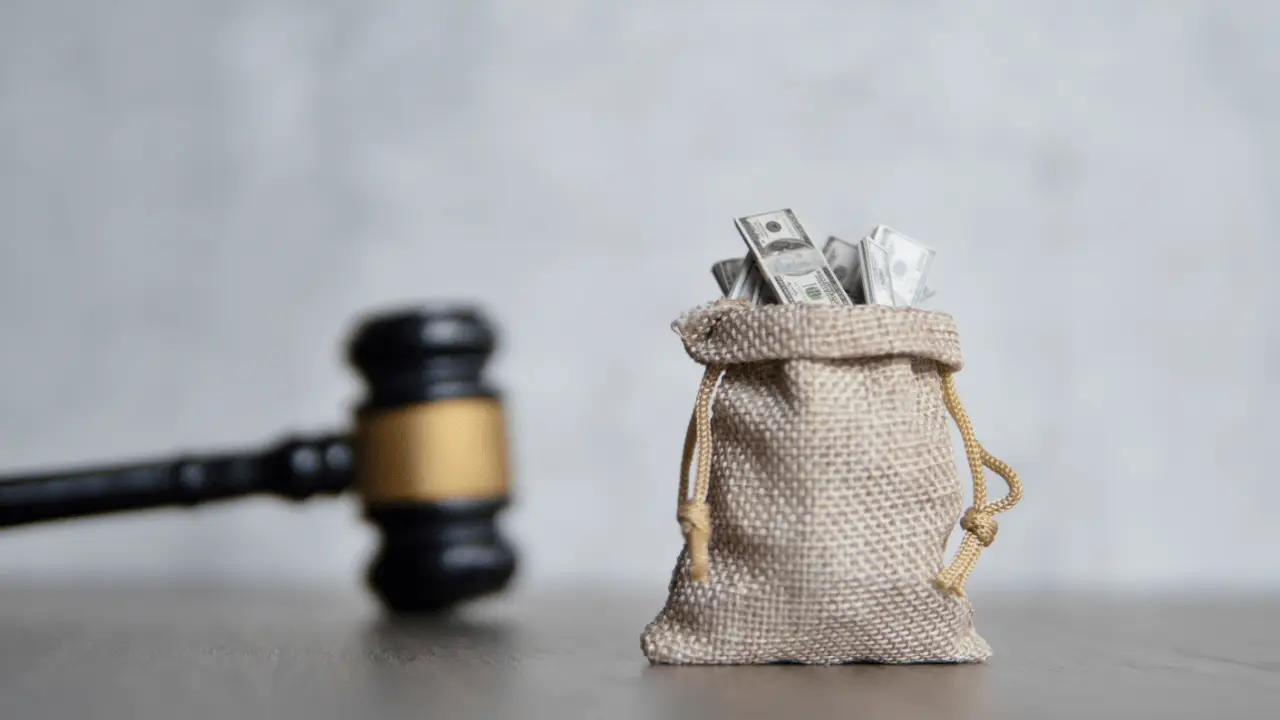 Money bag with cash and gavel representing is 100k a good settlement evaluation